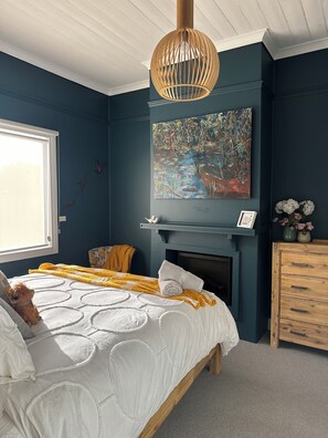 2 bedrooms, desk, iron/ironing board, travel crib - Cosy Coastal Cottage in Stanley Beautiful Outdoor Fire Pit. Pet Friendly. (Stanley)