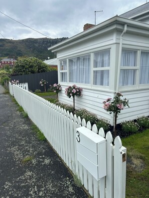 Property grounds - Cosy Coastal Cottage in Stanley Beautiful Outdoor Fire Pit. Pet Friendly. (Stanley)