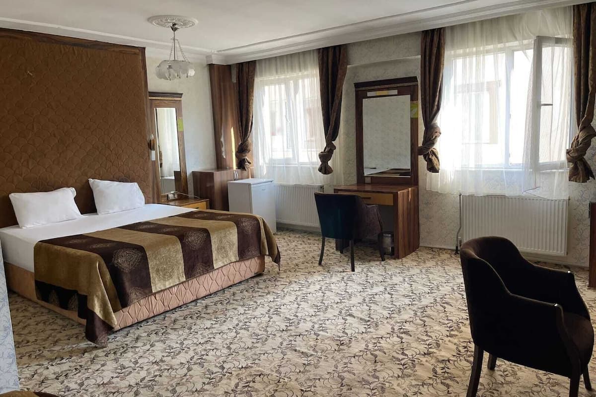 Standard Double Room | Laptop workspace, WiFi (free)