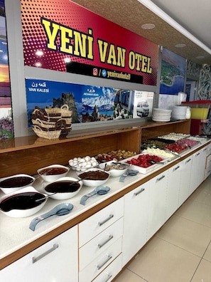 Café da manhã com buffet grátis todos os dias