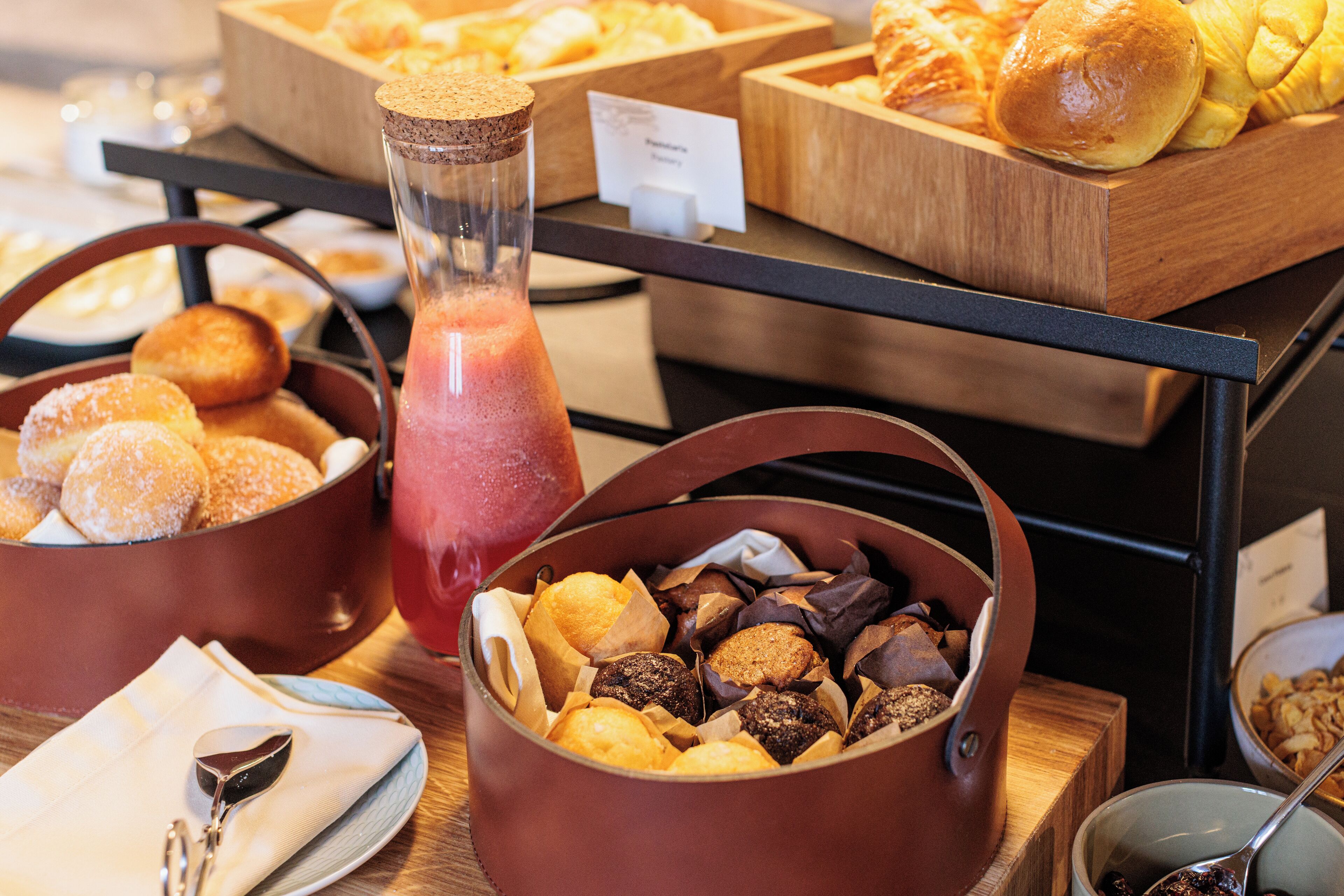 Café da manhã com buffet grátis todos os dias