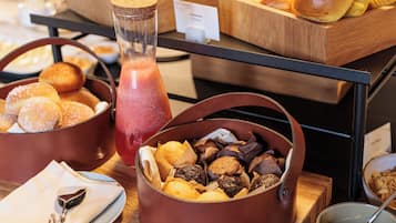 Café da manhã com buffet grátis todos os dias