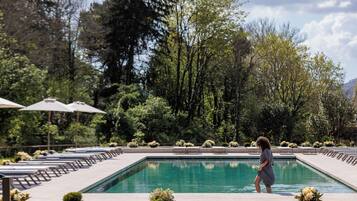 Innenpool, Außenpool (je nach Saison geöffnet), Sonnenschirme