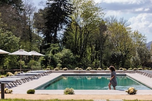 Innenpool, Außenpool (je nach Saison geöffnet), Sonnenschirme