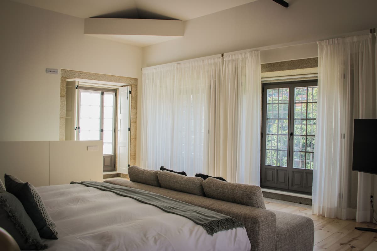 Suíte real, vista para o jardim | 1 quarto, roupas de cama antialérgicas, frigobar, cofres nos quartos