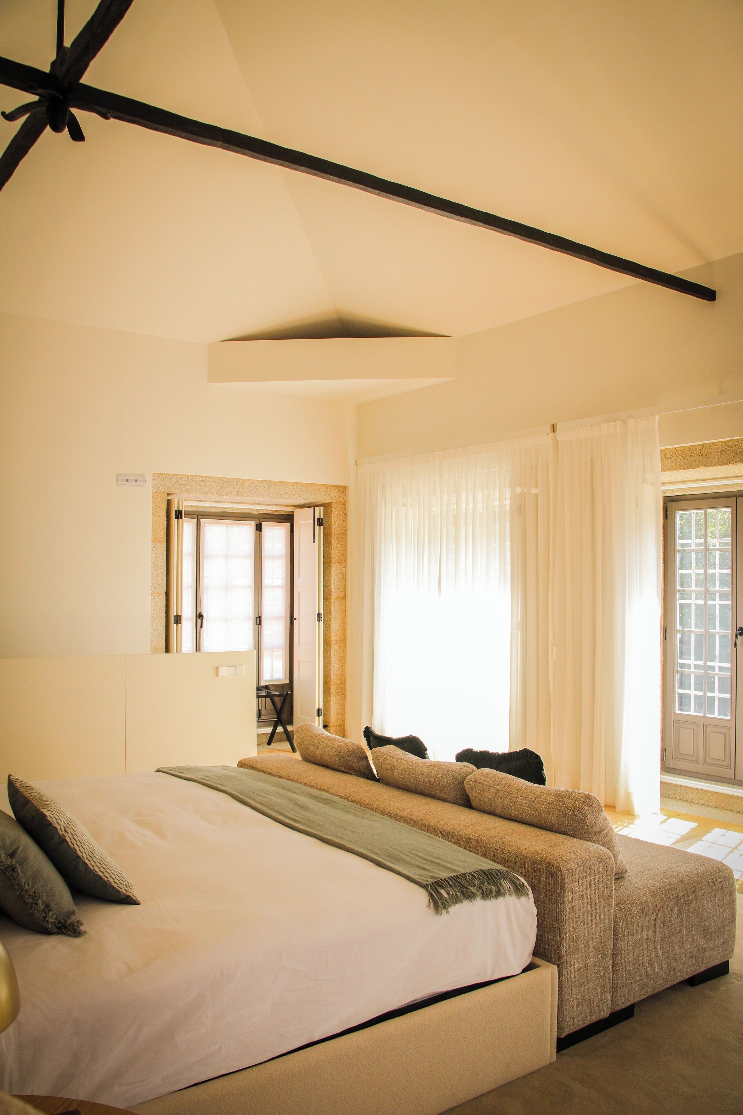 Suite – royal, hageutsikt | Allergitestet sengetøy, minibar, safe på rommet og skrivebord