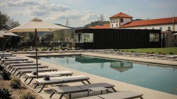 Piscina interna, piscina externa sazonal, guarda-sóis, espreguiçadeiras