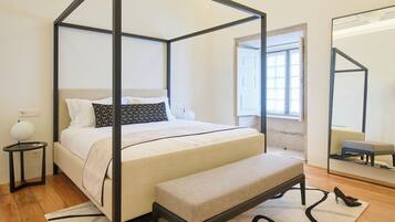 Suite, vista al patio | 1 habitación, ropa de cama hipoalergénica y minibar