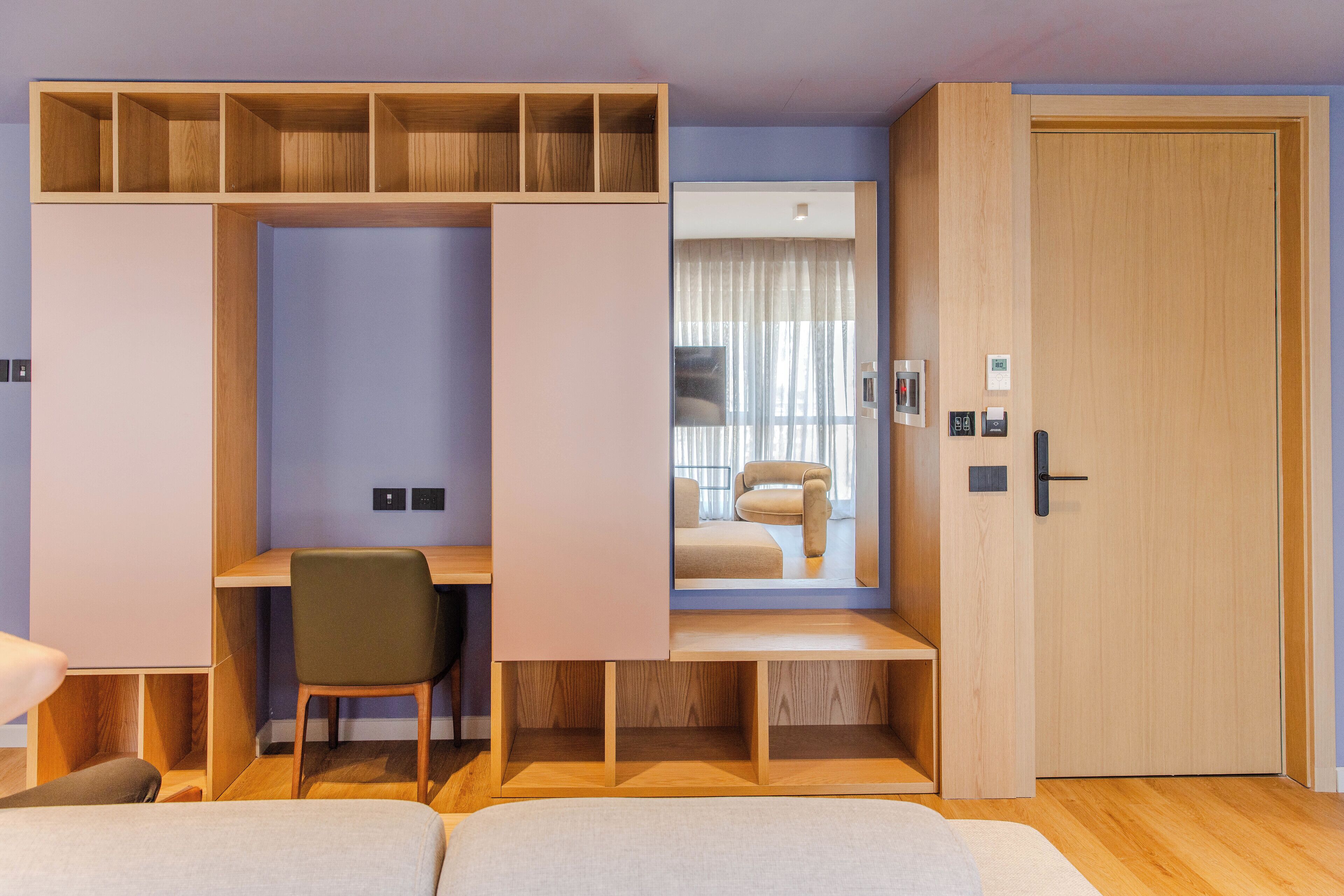 Une pièce comprenant un lit, un bureau avec une chaise, une armoire et une porte.
