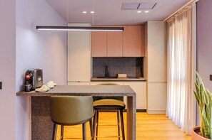 Superior Apartment | Privékeuken | Een koelkast/vriezer, een espressoapparaat
