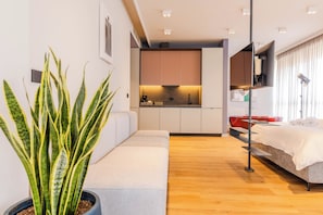 Luxury Studio Suite, City View | Living area