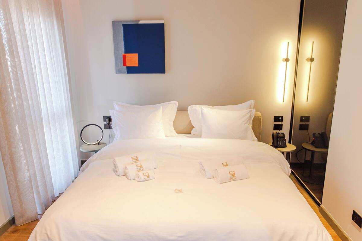 Habitación doble Confort, 1 cama Queen size, balcón, vista a la ciudad | 1 habitación, sábanas de algodón egipcio y ropa de cama de alta calidad