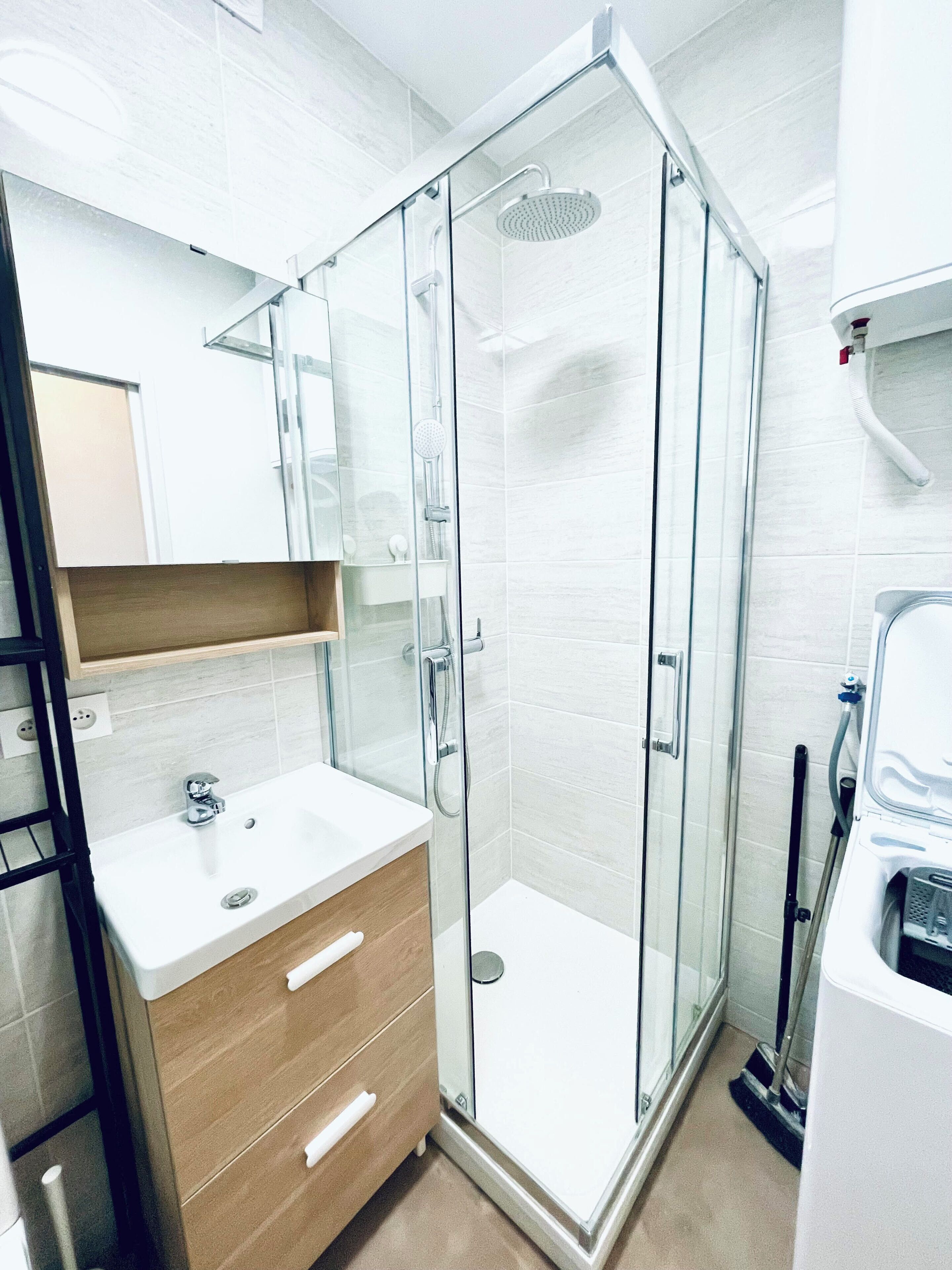 Regadera, secadora de cabello, toallas, papel de baño 