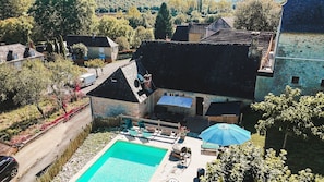 A large house with a swimming pool, outdoor seating, and a garden. - In the heart of the village, house for 8 with pool (Coly)