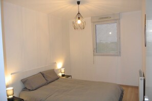 2 bedrooms, iron/ironing board, bed sheets