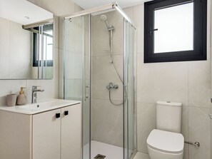 Apartment, 3 Bedrooms, Balcony, City View | Bathroom