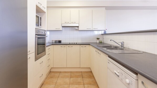 Kjøleskap, ovn og oppvaskmaskin