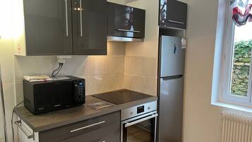 Four à micro-ondes, un four, surface de cuisson, lave-vaisselle