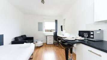 Single Room, Non Smoking | Blackout drapes, iron/ironing board, free WiFi