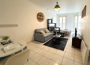1 bedroom, free WiFi - At the foot of the towers | Large studio with WIFI & TV (La Rochelle)