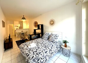 1 bedroom, free WiFi - At the foot of the towers | Large studio with WIFI & TV (La Rochelle)