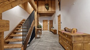 A wooden staircase leading to a dining area with a table and chairs. - Vacation apartment "Tischlerhof Stadl" (St.Jakob/Ahrntal)