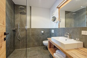 Een douche, een haardroger, handdoeken, toiletpapier