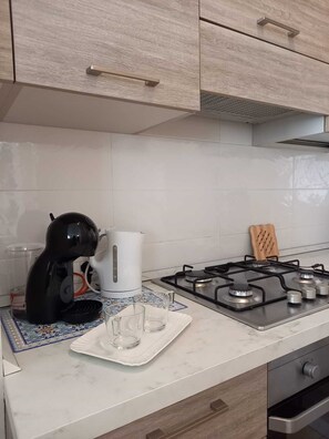 Fridge, oven, stovetop, coffee/tea maker