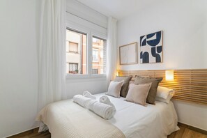 Classic Double Room, City View (Self Check-in) | Down comforters, free WiFi - Livinn House (L'Hospitalet de Llobregat)