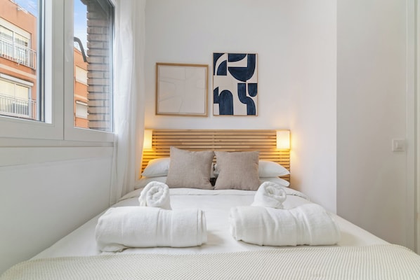 Economy Room (Self Check-in) | Down comforters, free WiFi - Livinn House (L'Hospitalet de Llobregat)