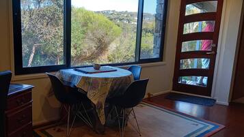 Apartment, 2 Bedrooms, Smoking, Ocean View | Dining room