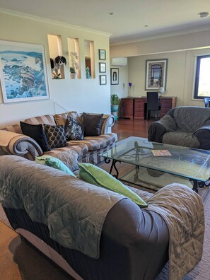 Apartment, 2 Schlafzimmer, Raucher, Meerblick | Wohnzimmer