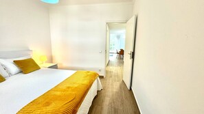 1 slaapkamer, een strijkplank/strijkijzer, internet, beddengoed