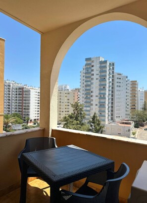 Outdoor dining - Praia da Rocha, Pátio da Rocha, 5.º F/ T1,  by IG (Portimão)