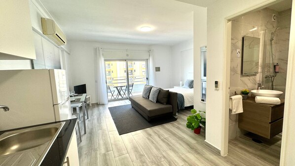 1 bedroom, iron/ironing board, internet, bed sheets