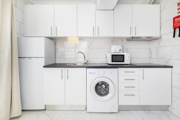 Fridge, microwave, oven, stovetop