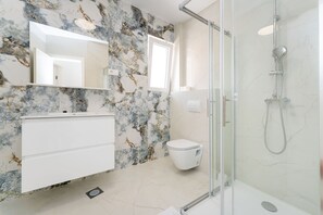 Studio, Multiple Bedrooms, Balcony, Garden View | Bathroom