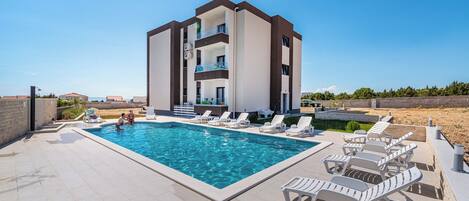 Studio, balcon, vue sur le jardin | Piscine | Piscine extérieure