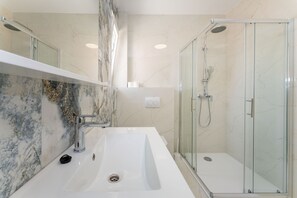 Studio, beberapa kamar, balkon, pemandangan kebun | Kamar mandi