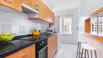 Geladeira, micro-ondas, fogão, cooktop