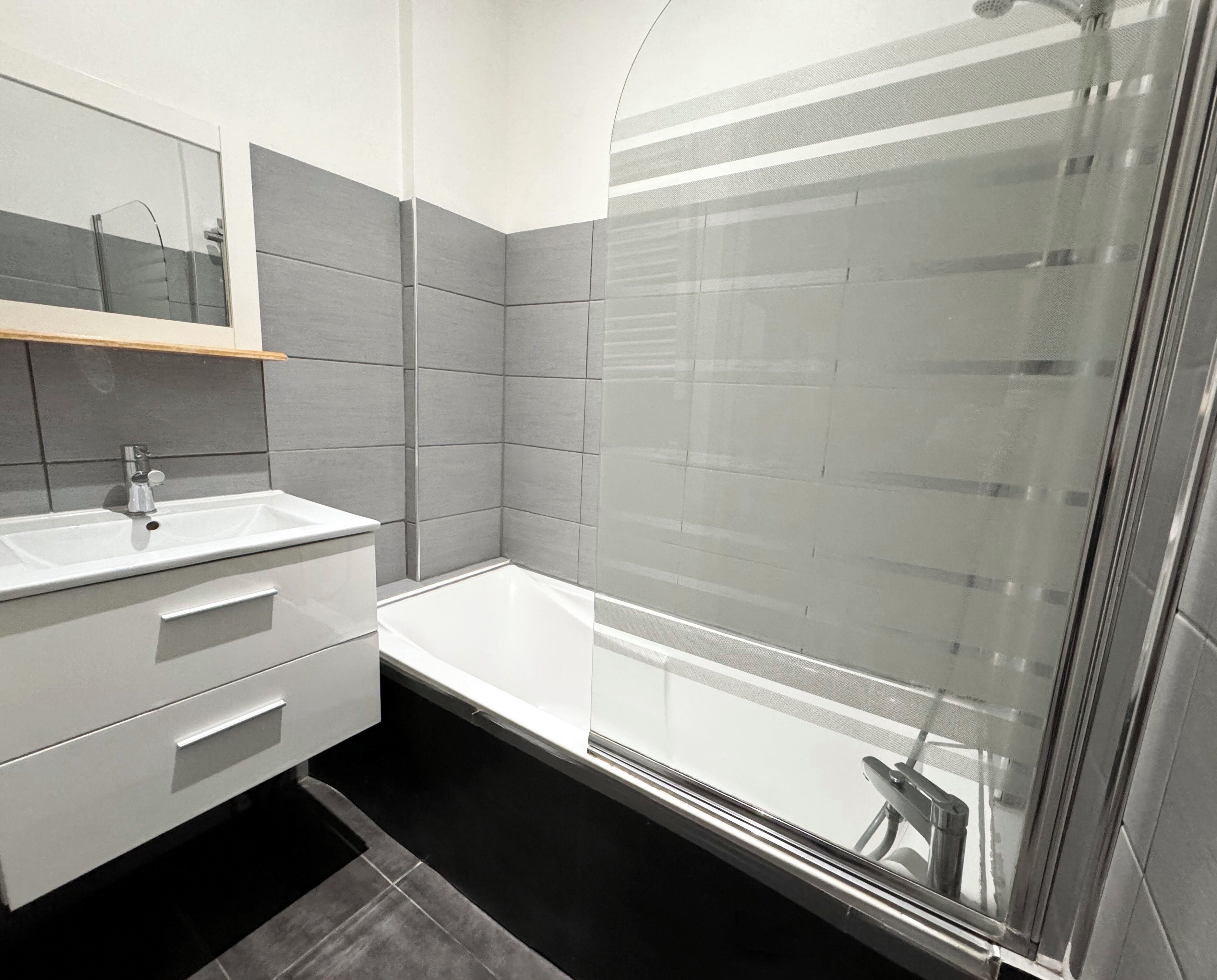 Departamento (A) | Baño | Toallas, jabón, shampoo, papel de baño 