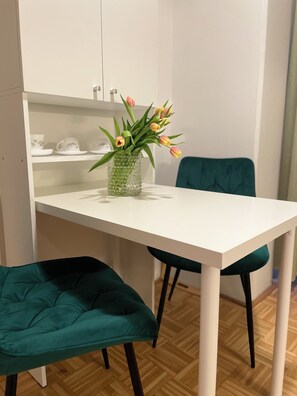 Apartment, 1 Bedroom, Accessible, Patio | Living area