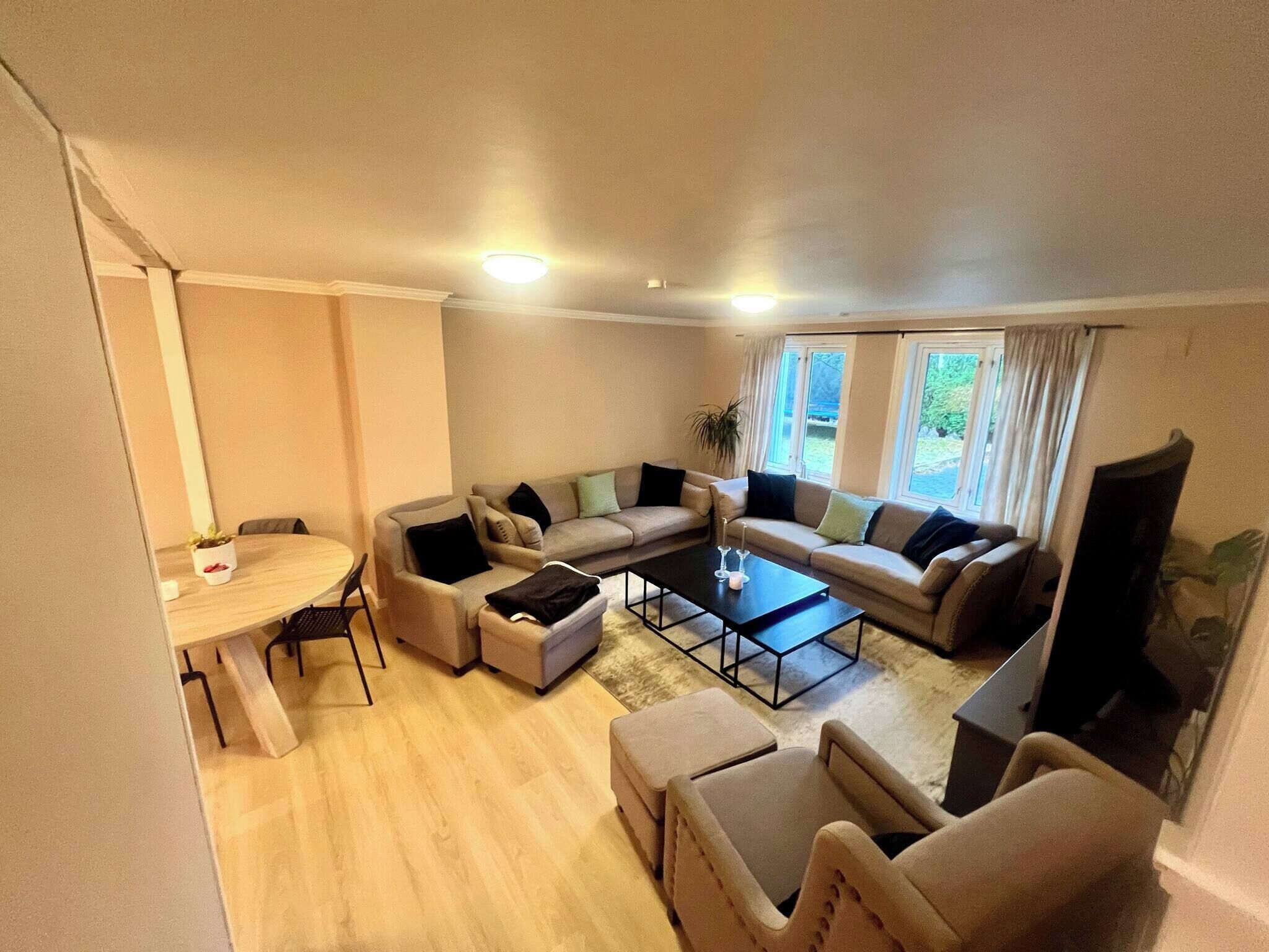 Apartment, 2 Bedrooms, Accessible, Smoking | Living room