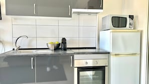 Frigorifero, microonde, forno, piano cottura