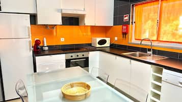 Frigorifero, microonde, forno, piano cottura