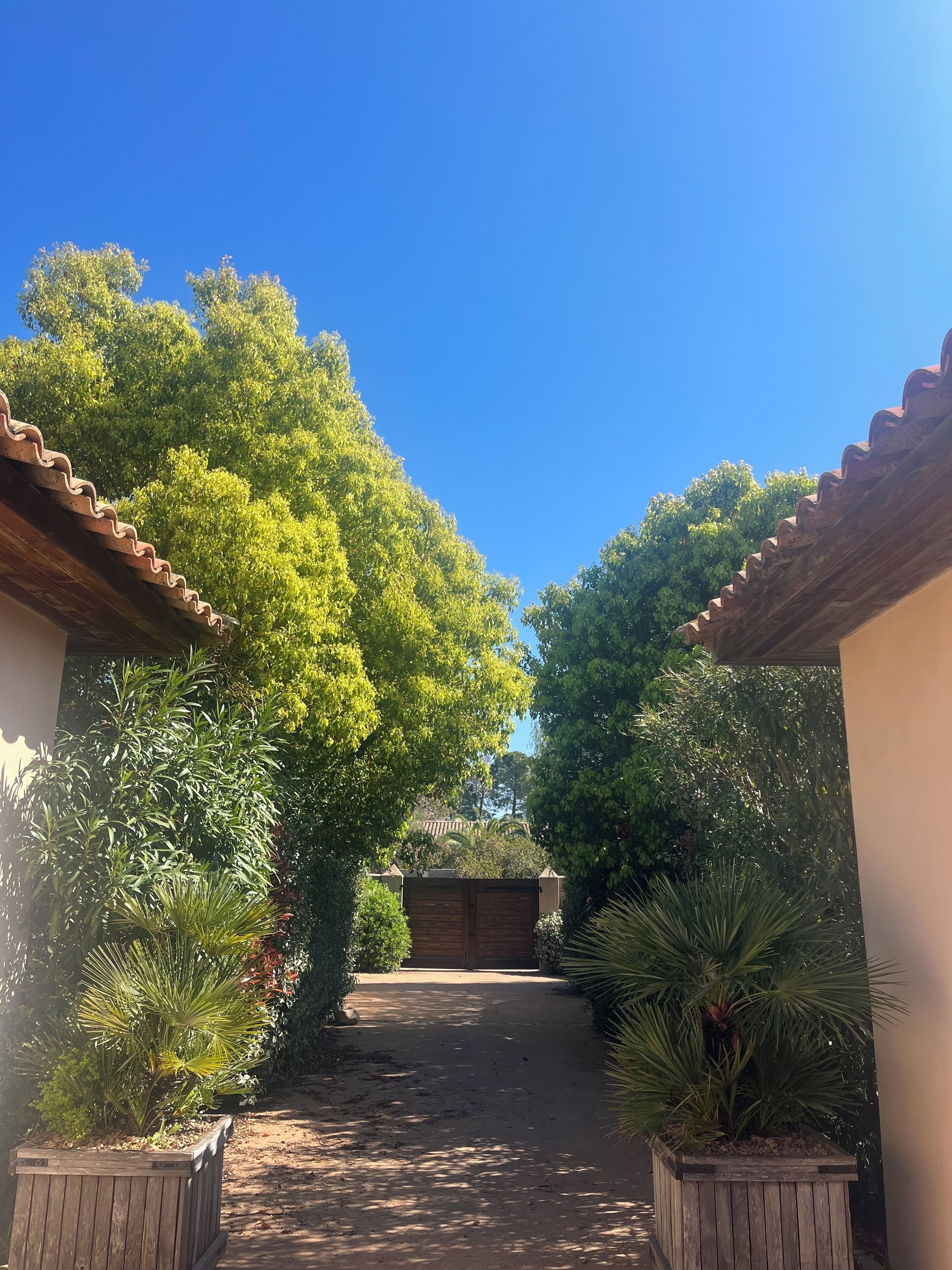 المنطقة المحيطة بالمنشأة