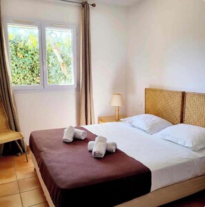 3 bedrooms, in-room safe, iron/ironing board, travel crib