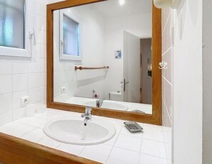 Dusche, Haartrockner, Handtücher, Toilettenpapier