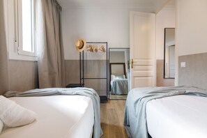 2 chambres, coffres-forts dans les chambres, fer et planche à repasser
