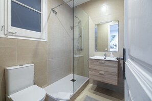 Dusche, Haartrockner, Handtücher